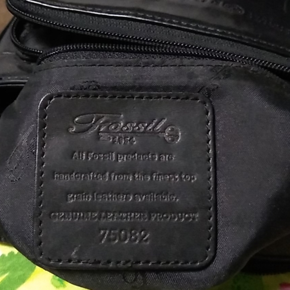 Vintage fossil crossbody bag. - Picture 3 of 17